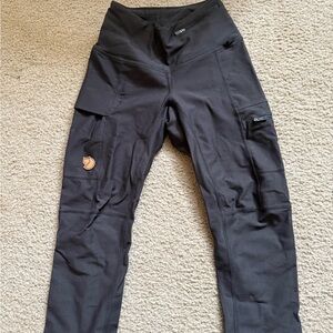 NWOT Women’s dark gray Fjallraven cropped Outdoor Pants size ccs